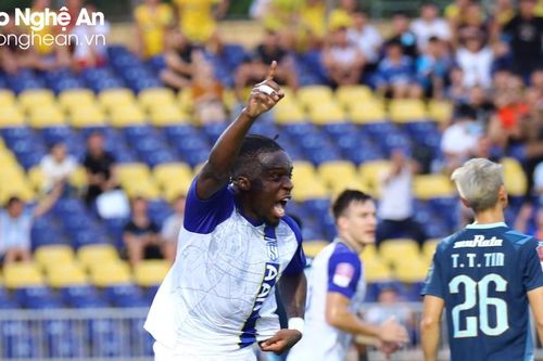 Sông Lam Nghệ An thắng Thành phố Hồ Chí Minh 2-1: Ngày ra mắt ấn tượng của HLV Phan Như Thuật
