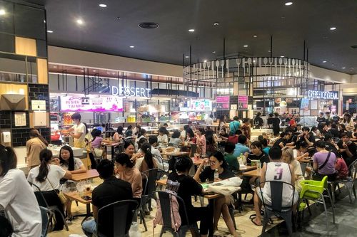 Mất điện kéo dài, dân HN đổ về các trung tâm thương mại trốn nóng