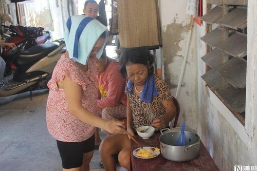 Xóm chạy thận quay quắt chống chọi với cái nắng bỏng rát