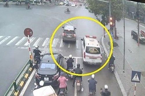 Vượt đèn đỏ để nhường đường cho xe cứu thương có bị phạt không?