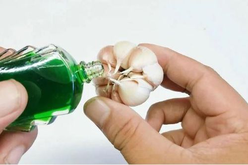 Nhỏ vài giọt dầu gió lên tỏi: Mẹo nhỏ nhưng giải quyết được những vấn đề lớn mà nam và nữ đều gặp phải