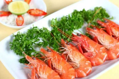 Hấp tôm cứ thả thêm thứ này đảm bảo tôm hết sạch mùi tanh, đỏ au đậm vị chắc thịt