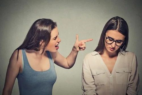 'Bạn đểu' thường nói 3 câu này, chớ nên kết thân kẻo có ngày gặp họa