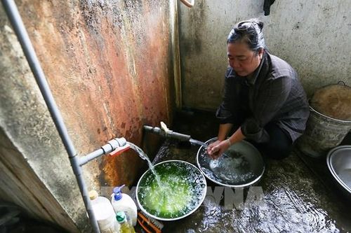 Người dân ngóng chờ nước tại khu tái định cư ở Hòa Bình