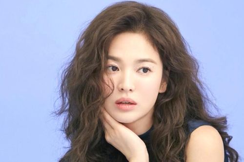 Lộ ảnh Song Hye Kyo công khai nắm tay một người đàn ông, biểu cảm hạnh phúc của nữ thần gây chú ý