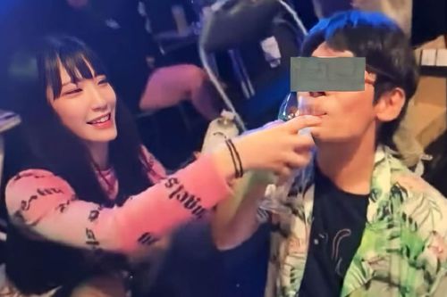 Phẫn nộ nữ ca sĩ cùng bạn bè ép khán giả uống nước rửa chén