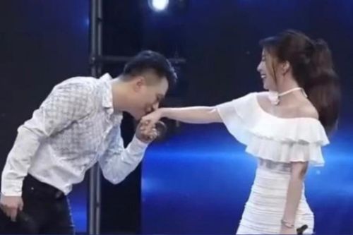 Việt Anh công khai hôn tay 'cá sấu chúa' Quỳnh Nga, dân tình được dịp đẩy thuyền tới bến