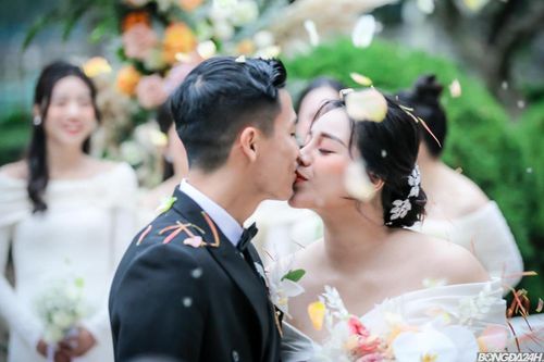 Mẹ vợ Bùi Tiến Dũng khiến dân tình hoang mang với status gây khó hiểu