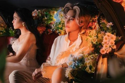 Vicky Nhung 'bắt trend' quay dự án mới trong xe hoa, hòa giọng với Osen Ngọc Mai