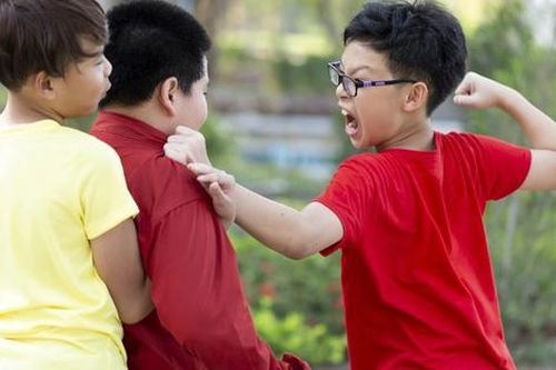 Con bị bắt nạt ở trường, ông bố chỉ nhắn vài dòng, phụ huynh kia lập tức xin lỗi