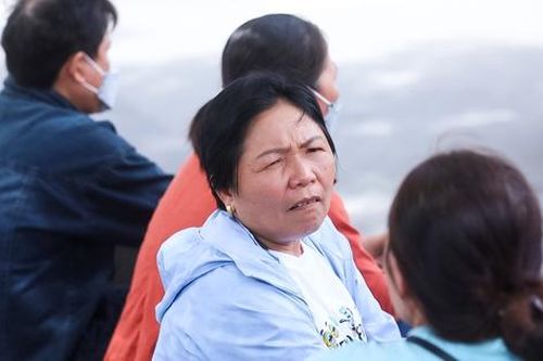 Thi vào lớp 10: Phụ huynh TP HCM mệt mỏi dưới nắng nóng ngóng tin con tại buổi thi thứ 2
