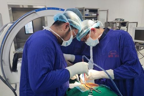 Ngại đi tái khám, cô gái bị chiếc kim dài 8cm lạc trôi vào cột sống cổ