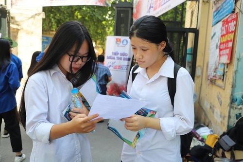 Thi vào 10 Hà Nội: Sát ngày thi, bố gây áp lực, mẹ nỗ lực 'giải cứu' con