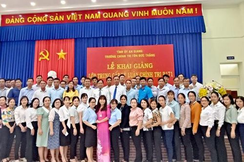 Khai giảng lớp Trung cấp lý luận chính trị B171