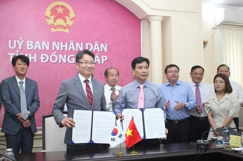 Ký kết biên bản ghi nhớ giao lưu lĩnh vực công vụ hành chính và văn hóa, thể thao