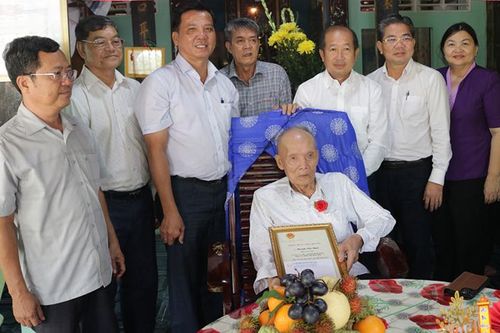 Thăm, chúc thọ các cụ tròn 100 tuổi
