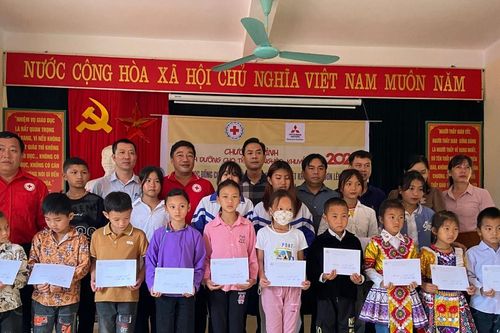 Si Ma Cai: Trao học bổng tài trợ của Mitsubishi Việt Nam cho học sinh vượt khó