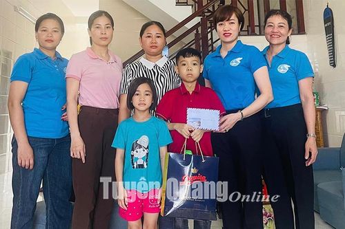 Biến rác thành tiền giúp đỡ người nghèo