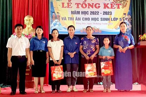 Dành tiền thưởng giúp học sinh nghèo