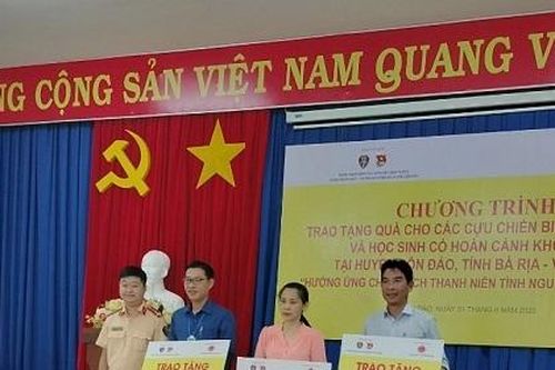 Tuổi trẻ Cục CSGT: Tiếp sức các em nhỏ, tri ân cựu chiến binh