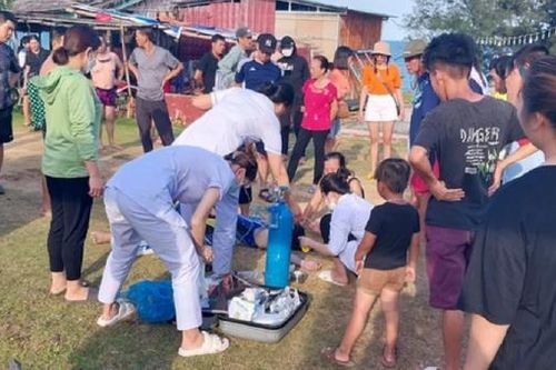 Tắm biển Quan Lạn bị sóng cuốn, 1 người tử vong