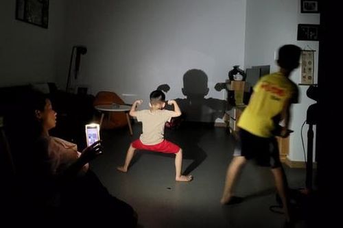 Hải Phòng: Cắt điện luân phiên, người dân chật vật với nắng nóng