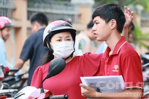 Những khoảnh khắc của thí sinh, phụ huynh trước giờ thi