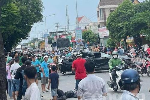 Xe 'điên' tông, hất văng hàng loạt ô tô, xe máy, hiện trường ngổn ngang