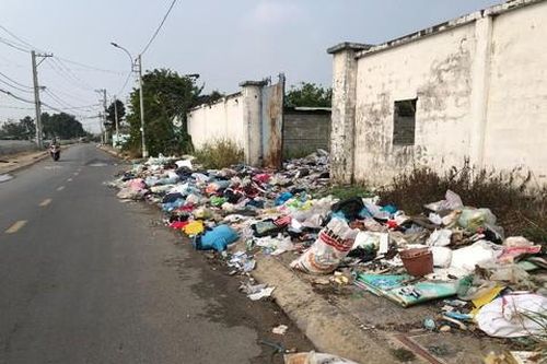 TPHCM: Bức xúc nạn đổ trộm rác gây ô nhiễm, mất mĩ quan ở vùng ven