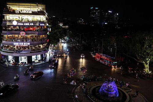 Cắt giảm điện, đường phố Hà Nội chìm trong bóng tối