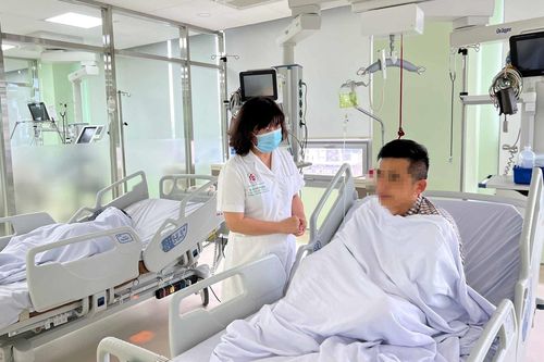 Sức khỏe hai bố con hôn mê sau khi ngủ trong ô tô hiện ra sao?