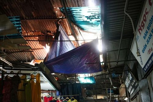 Hà Nội: Chợ Ngã Tư Sở xuống cấp, nhiều tiểu thương bỏ gian hàng