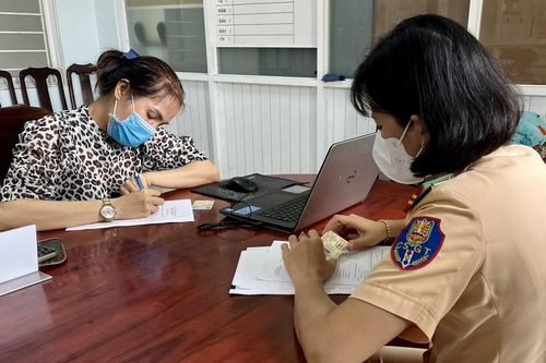 Nữ tài xế lái xe đi ngược chiều trên quốc lộ bị phạt 5 triệu, tước GPLX 3 tháng