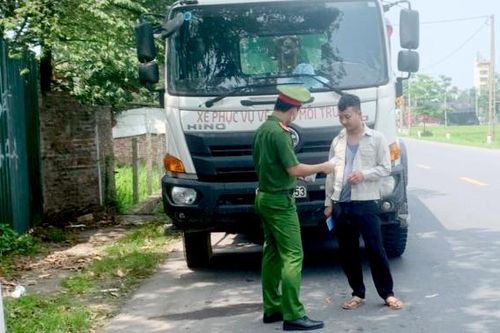 Nghiêm phạt xe chở rác vi phạm