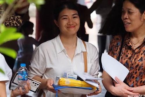 Phụ huynh và sĩ tử mang hộp bút, thước kẻ… lên chùa cầu may để vượt vũ môn suôn sẻ