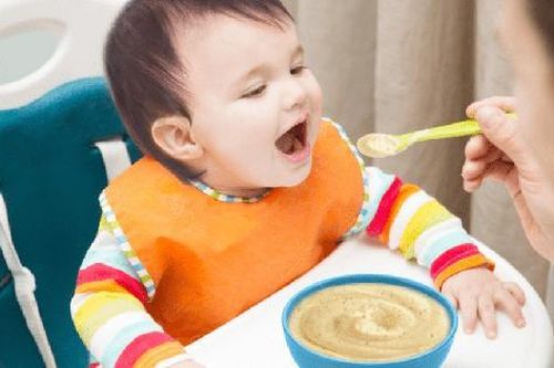 Trẻ mới ăn dặm nên ăn nhạt hoàn toàn, đúng hay sai?