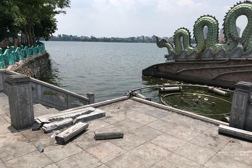 Người dân xót xa khi chứng kiến đoạn lan can đá ở hồ Tây bị đổ sập