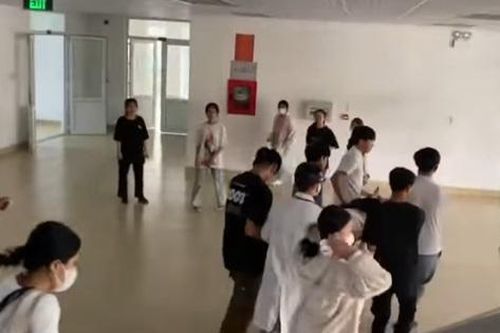 Nữ sinh đột quỵ ngay trên giảng đường, được bạn cùng lớp cáng ra xe cấp cứu
