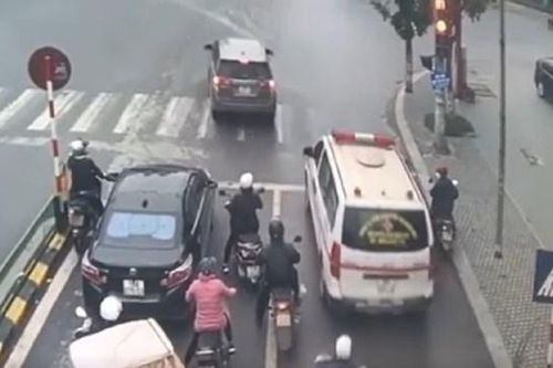 Vượt đèn đỏ để nhường đường cho xe cứu thương thì có bị phạt?