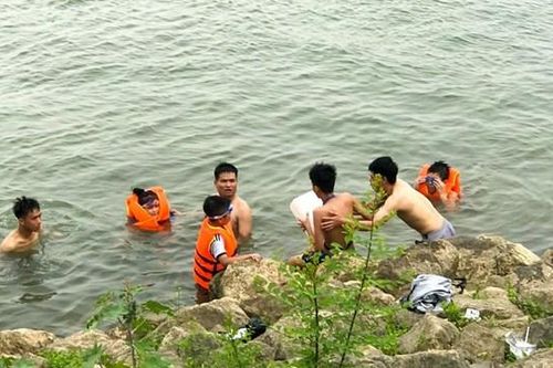 Mòn mỏi đợi mưa, người dân Hà Nội 'giải nhiệt' với 'bể bơi' sông Hồng