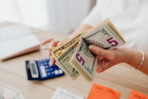 Nhiều người Mỹ không thể trả hết nợ sinh viên vì thích mua đồ hiệu