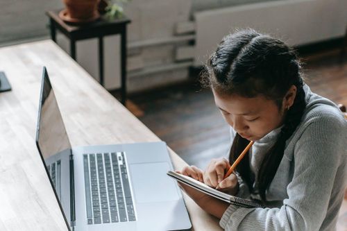Nữ sinh đạt điểm 10 môn Văn chỉ cách ôn thi giai đoạn nước rút