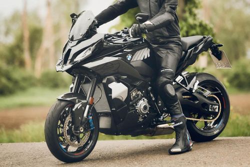 BMW M 1000 XR sắp ra mắt mạnh hơn 200 mã lực, chưa hẹn ngày mở bán