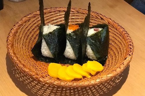Chờ hàng giờ để ăn quán cơm nắm giá rẻ được Michelin gợi ý ở Nhật