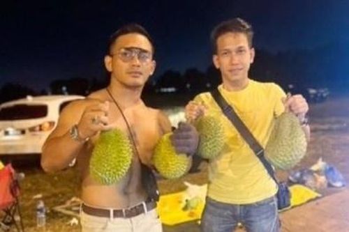 Chủ quầy sầu riêng ở Malaysia bất ngờ nổi tiếng nhờ thân hình cơ bắp
