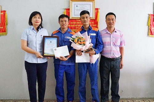 Khen thưởng nhân viên cây xăng dũng cảm cứu người mắc kẹt trong ô tô gặp nạn