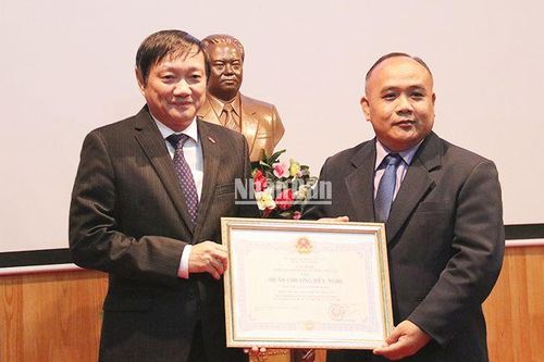 Trao Huân chương Hữu nghị của Đảng, Nhà nước Việt Nam tặng Bảo tàng Kaysone Phomvihane
