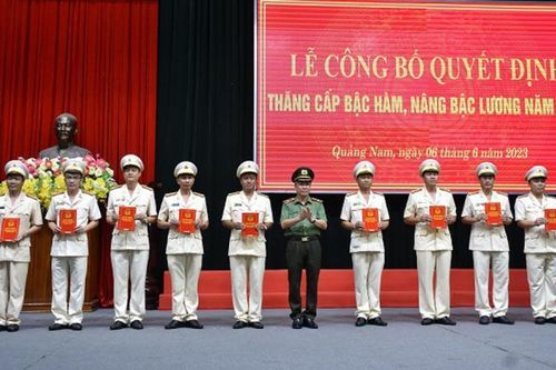 Thăng cấp bậc hàm, nâng lương đối với 1.075 cán bộ, chiến sĩ Công an tỉnh Quảng Nam