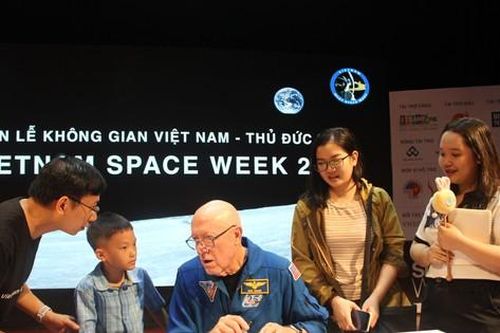 Phi hành gia NASA truyền cảm hứng cho các bạn trẻ TP. HCM