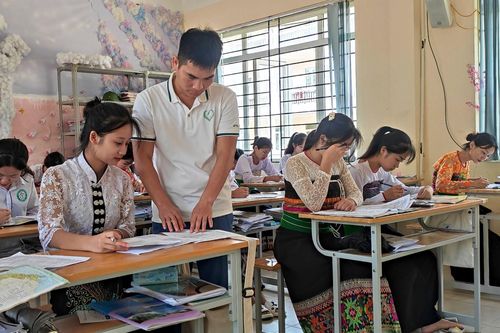 Vật vã ôn thi trong điều kiện thiếu điện trầm trọng